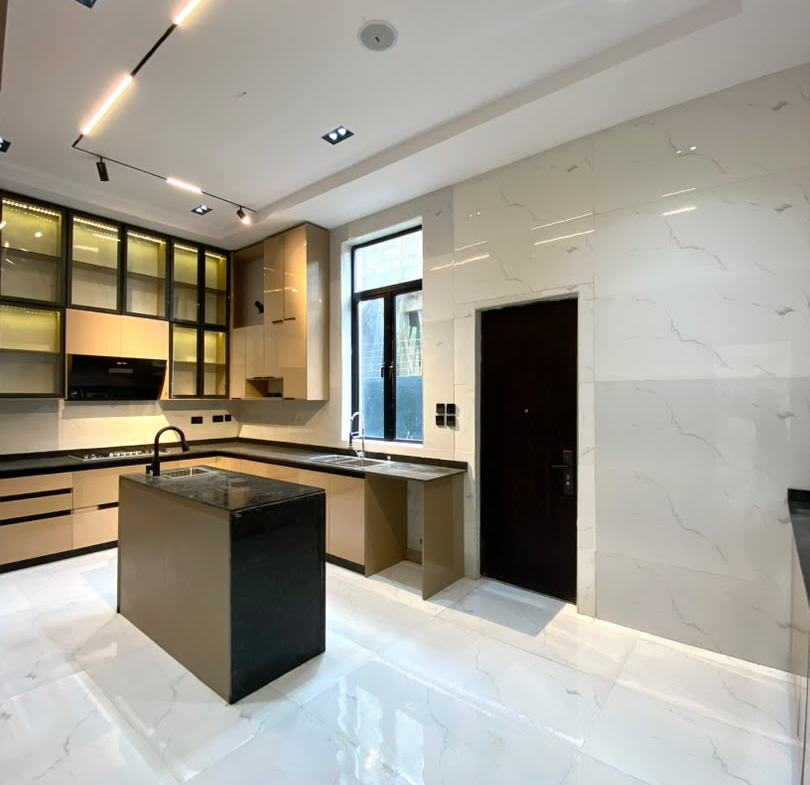 5 BEDROOM FULLY DETACHED DUPLEX WITH S/ POOL, BQ