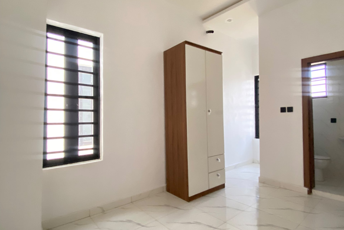 5 BEDROOM FULLY DETACHED DUPLEX WITH S/ POOL, BQ