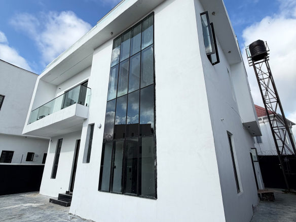 A MAGNIFICENT 4 BEDROOM FULLY DETACHED DUPLEX WITH BQ*