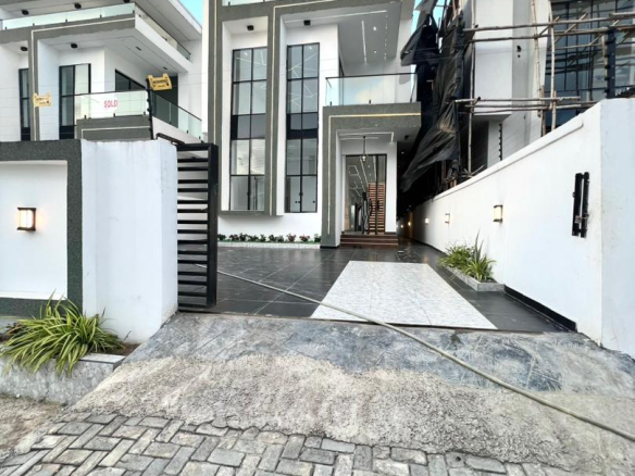 5-Bedroom Detached House + Swimming Pool & BQ