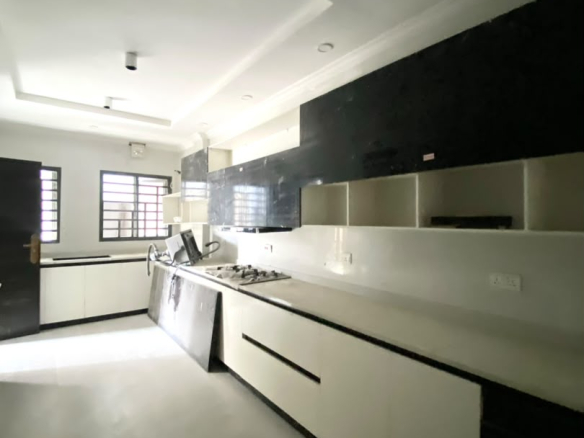 4 BEDROOM APARTMENT WITH ELEVATOR