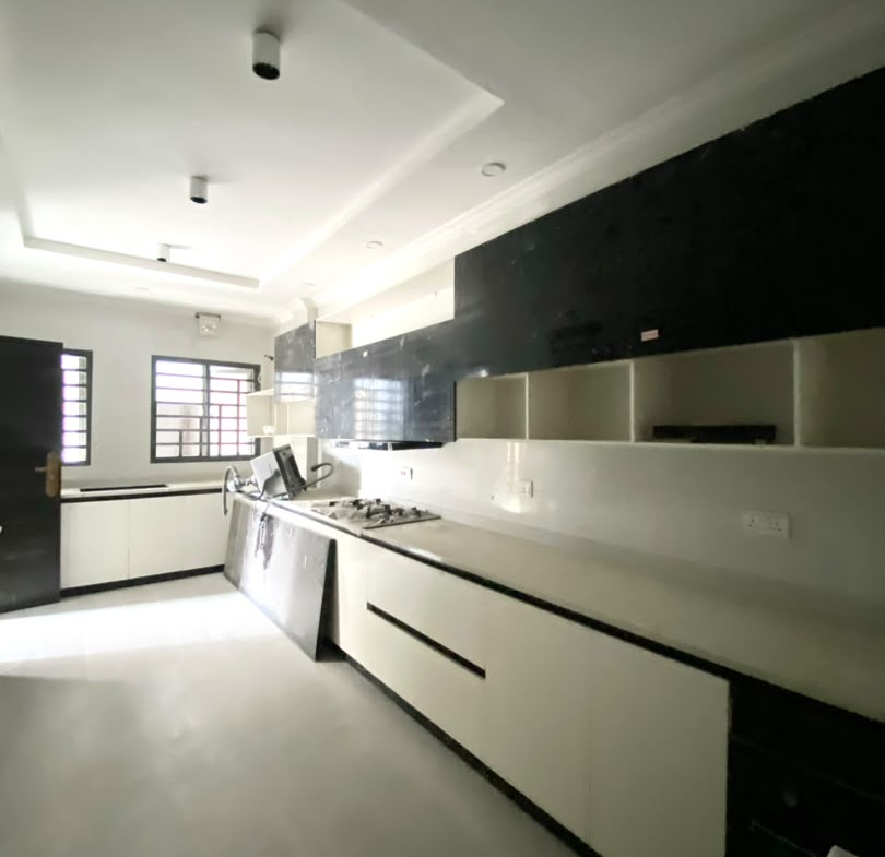 4 BEDROOM APARTMENT WITH ELEVATOR